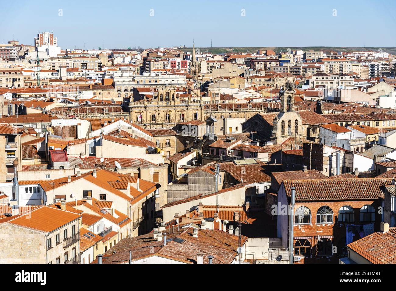 Luftpanorama von oben auf das historische Zentrum der mittelalterlichen Stadt Salamanca mit alten Gebäuden und typischen Terrakotta-Ziegeldächern. Kastilien und Leon Stockfoto