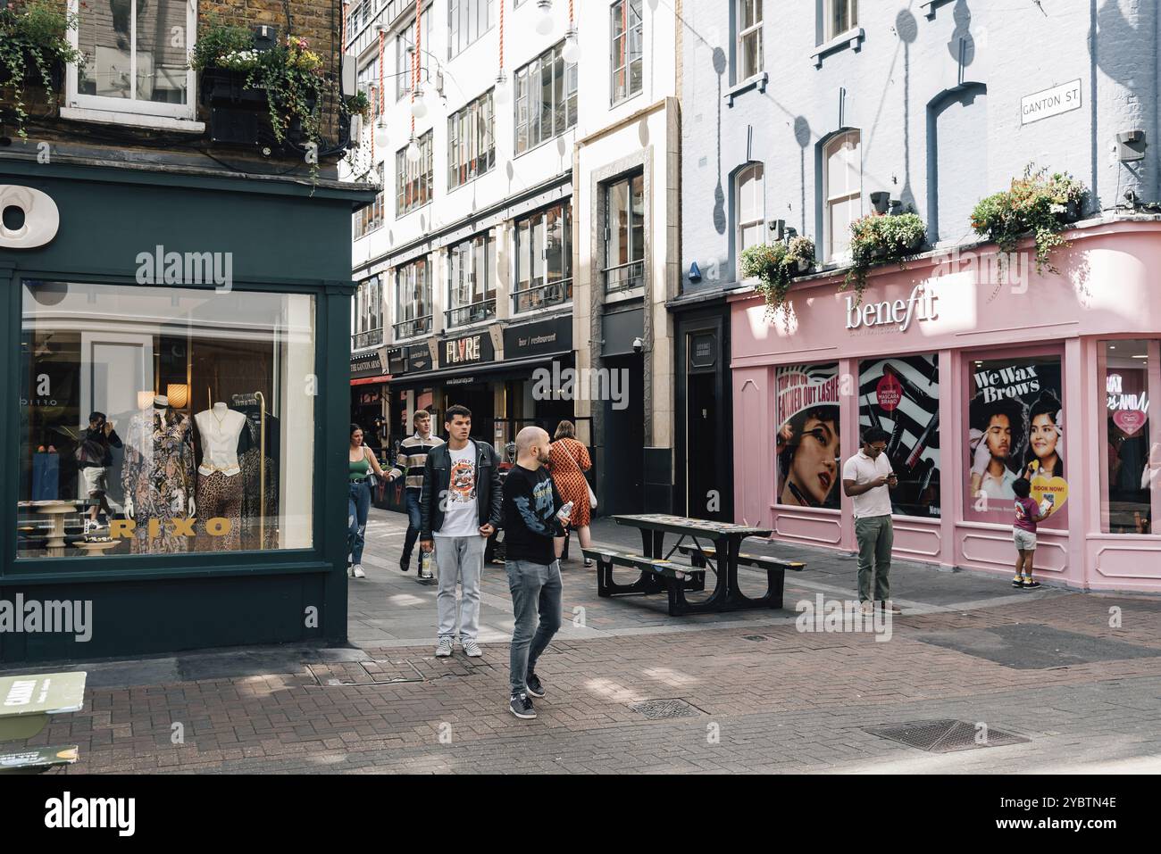 London, Großbritannien, 27. August 2023: Blick auf die Carnaby Street. Es ist eine Fußgängerzone in Soho in der City of Westminster Stockfoto