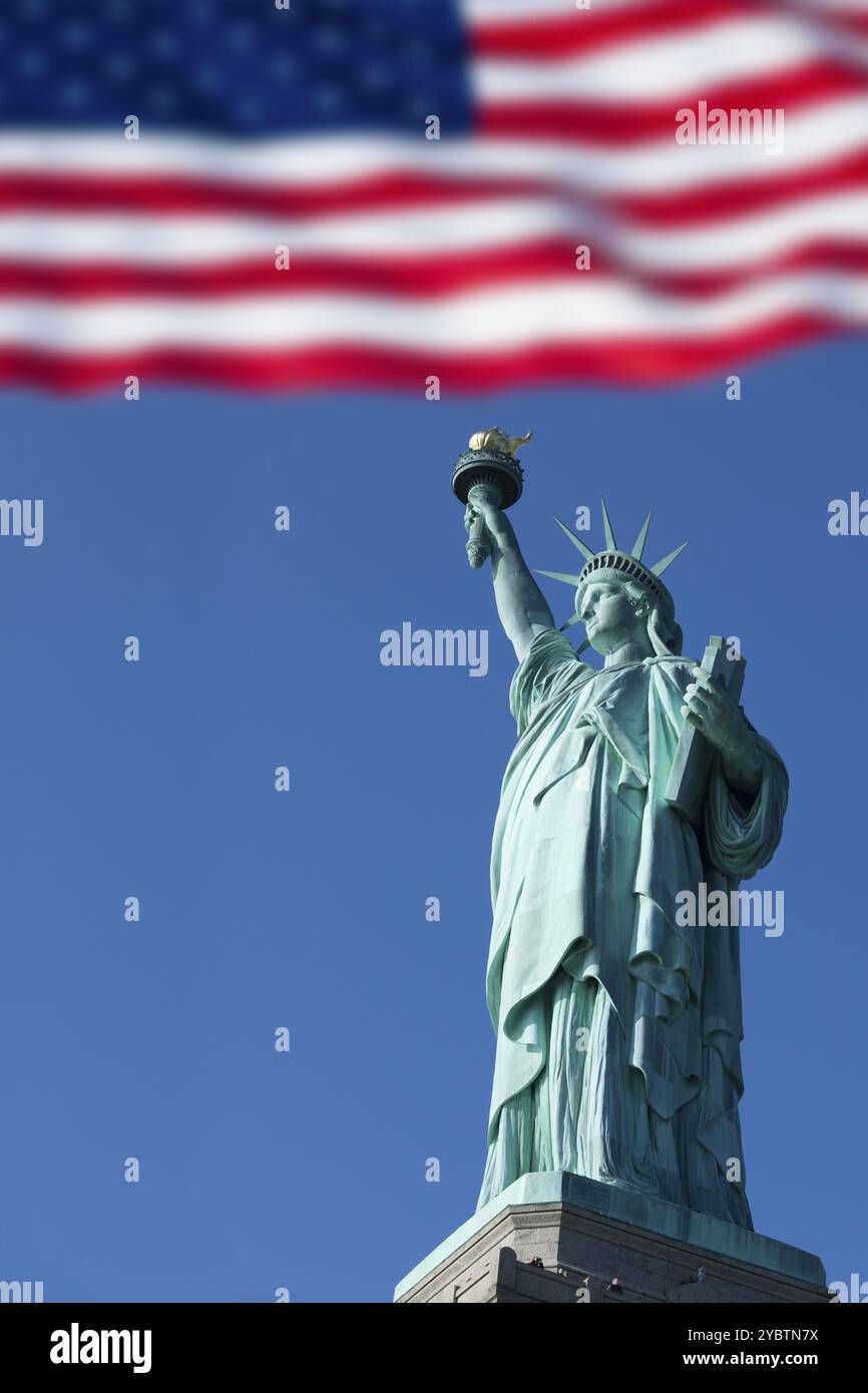 Freiheitsstatue und US-Flagge, New York City, New York, USA, Nordamerika Stockfoto