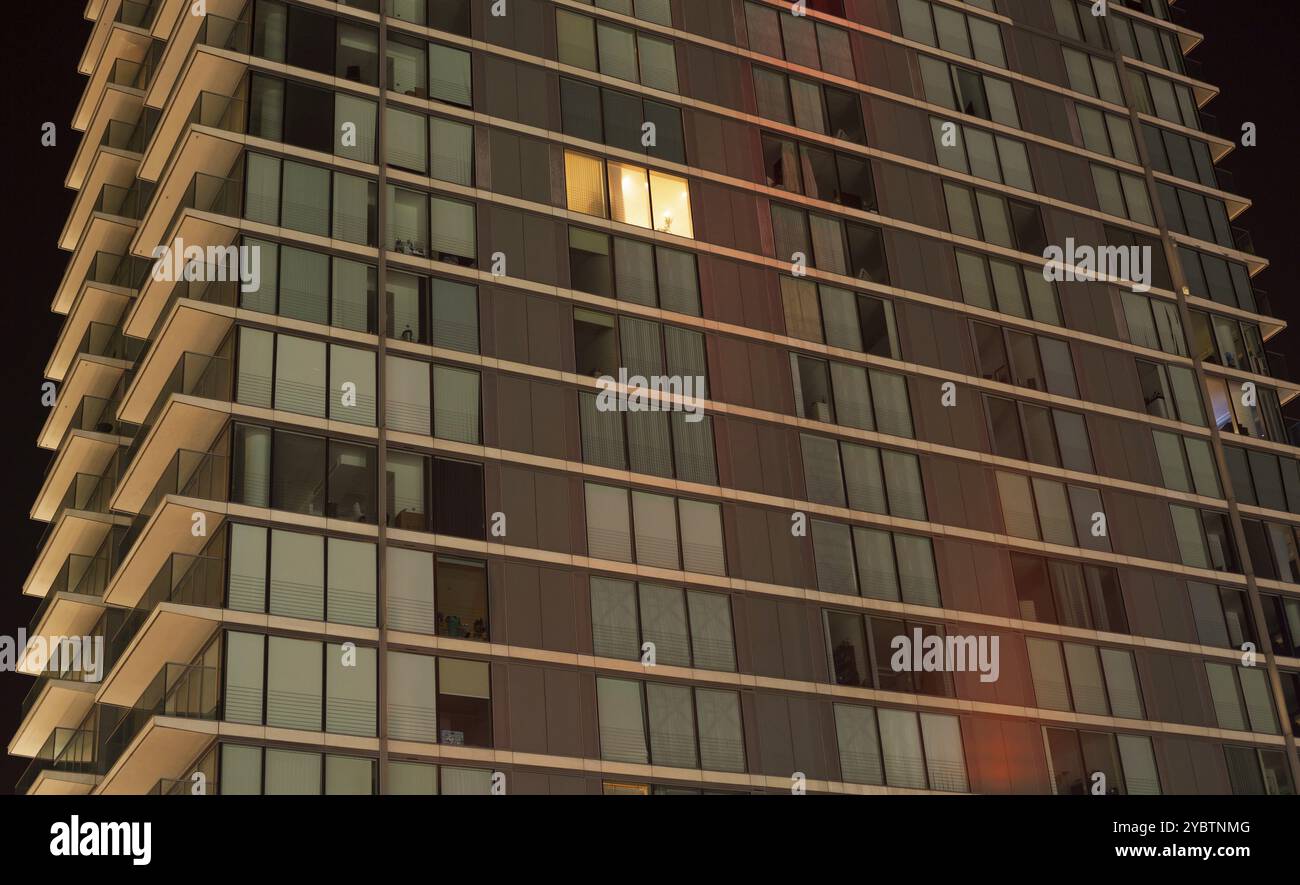 Ein einzelnes helles Fenster in einem modernen Apartment Stockfoto