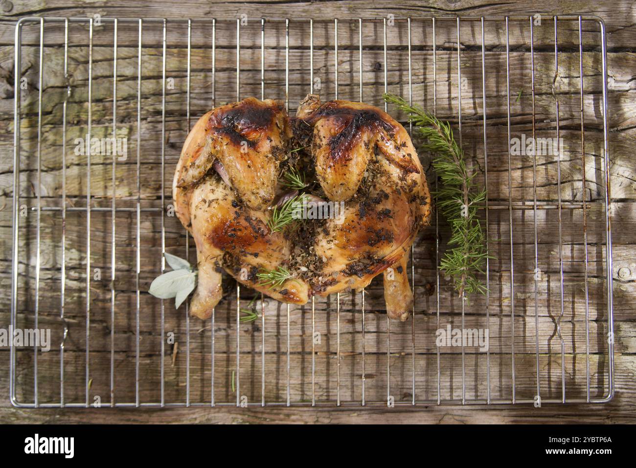 Präsentation einer mariniertes Huhn mit Kräutern und im Ofen gebacken Stockfoto