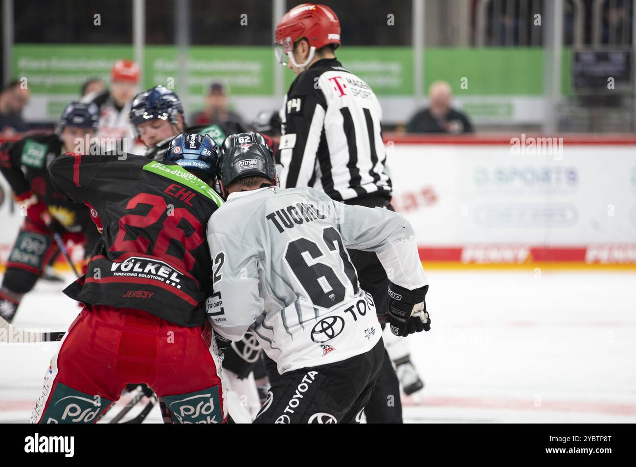 PSD Bank Dome, Düsseldorf, Nordrhein-Westfalen, Parker Tuomie (Koelner Haie, #62), Alexander EHL (Duesseldorfer EG, #28), PENNY DEL, Duesseldorfer Stockfoto