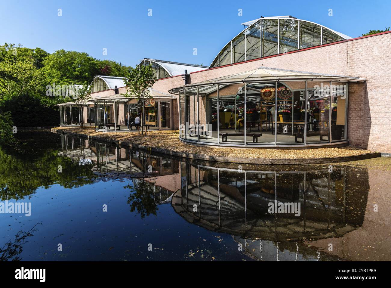 Lisse, Niederlande, 6. Mai 2022: Keukenhof Park. Es ist weithin bekannt für seine Tulpen und farbenfrohen Gärten. Gewächshaus und See Stockfoto