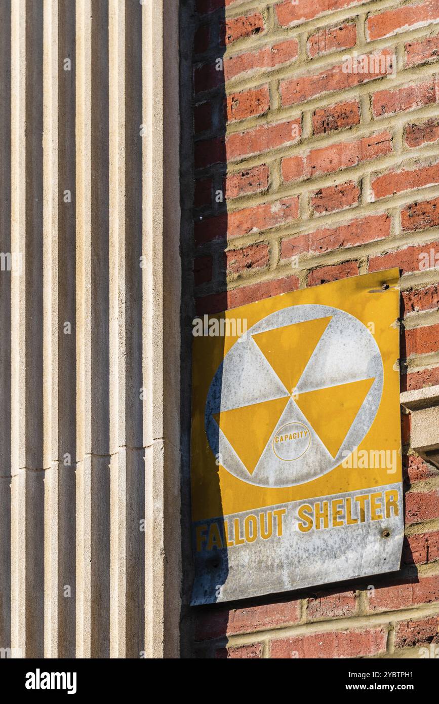 Retro-Design Nuclear Fallout Shelter Schild an Einer roten Ziegelwand Stockfoto