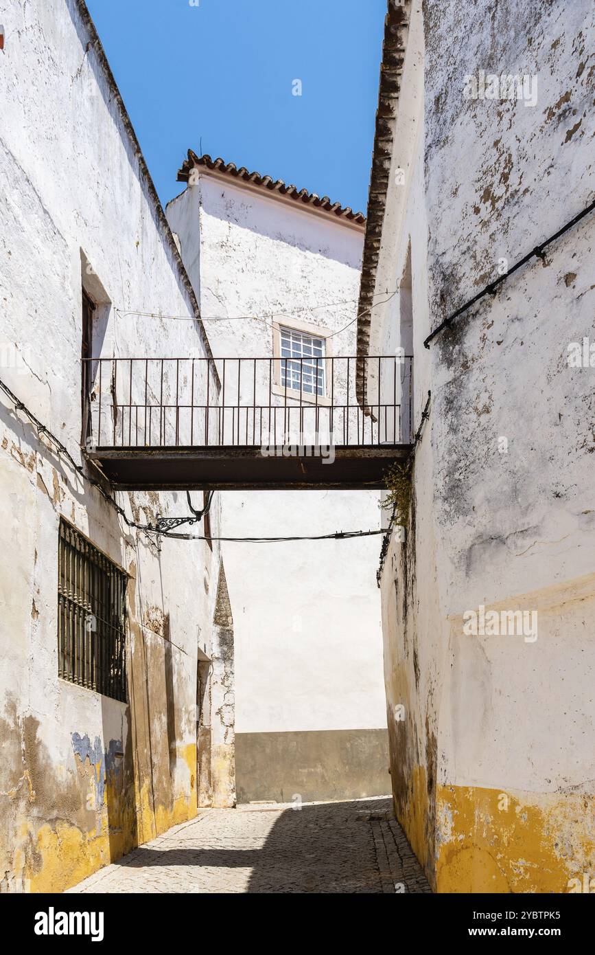 Panoramasicht auf die Altstadt von Elvas in Alentejo, Portugal. Enge Gassen mit weiß getünchten weißen Häusern Stockfoto