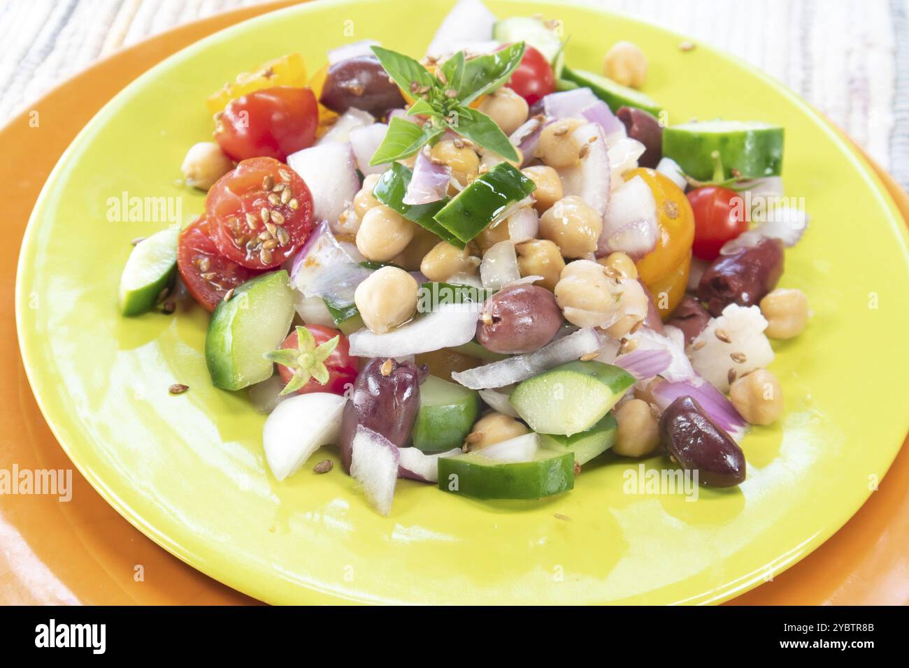 Fotoshooting des farbenfrohen und erfrischenden mediterranen Salats, einem Gericht voller Aromen basierend auf saisonalem Gemüse, das hier in der veganen Version gezeigt wird Stockfoto