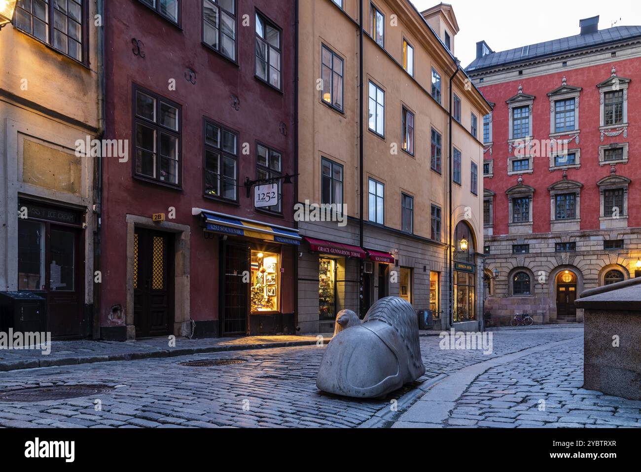 Stockholm, Schweden, 8. August 2019: Malerischer Blick auf die leere Kopfsteinpflasterstraße in Gamla Stan bei Sonnenuntergang ist die Altstadt eine der größten und besten Orte Stockfoto