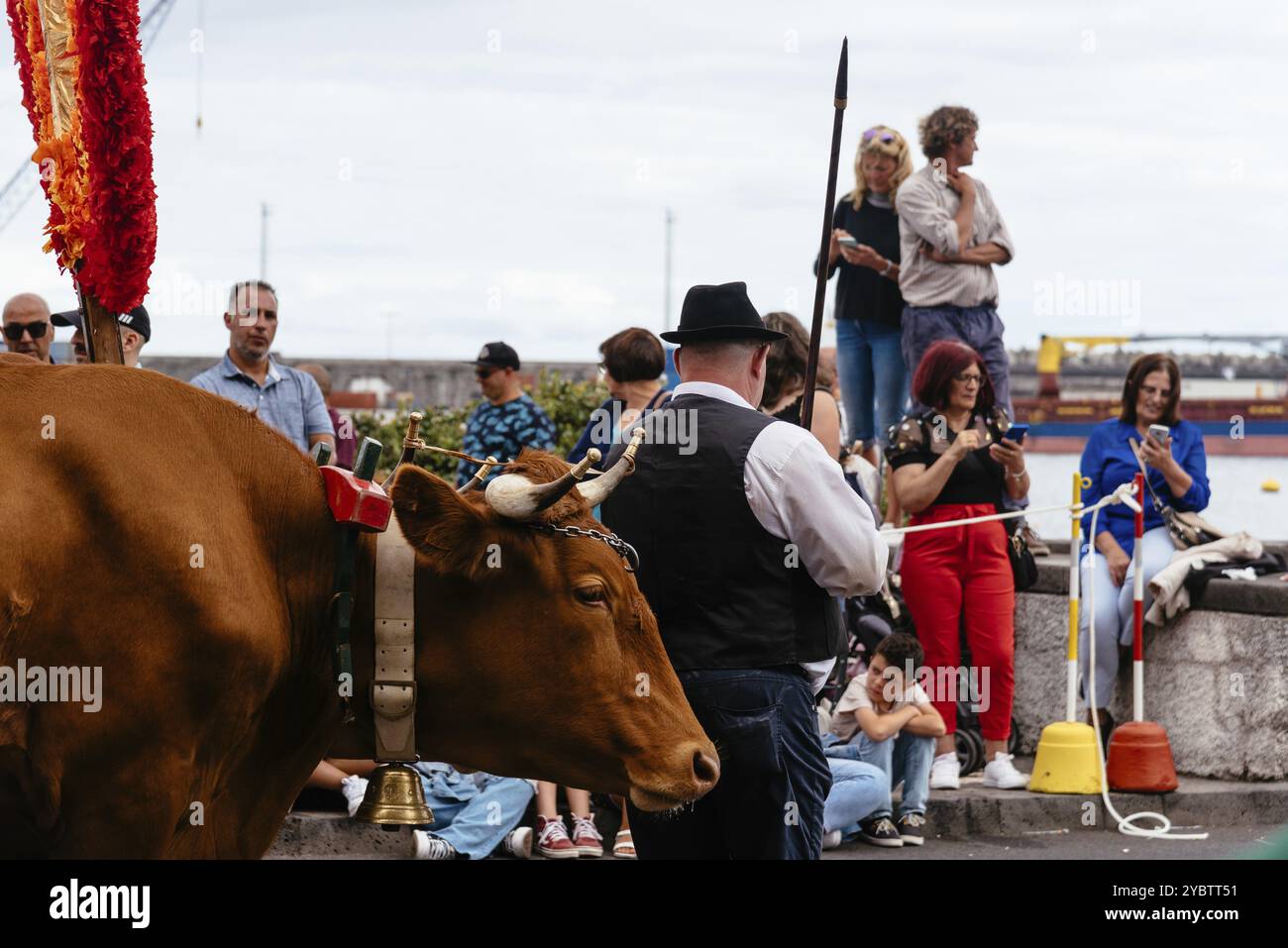 Ponta Delgada, Portugal, 9. Juli 2023: Ethnographische Parade während des Heiligen Geistes Festivals. Traditioneller Urlaub auf den Azoren, Europa Stockfoto