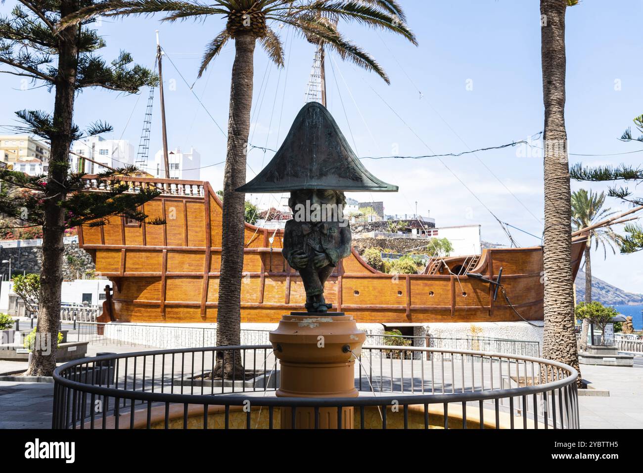 Santa Cruz de La Palma, Spanien, 13. August 2021: Berühmte Statue eines Zwergs, nachempfunden als Napoleon, und Museo Naval Santa Maria auf dem Hintergrund, Europa Stockfoto