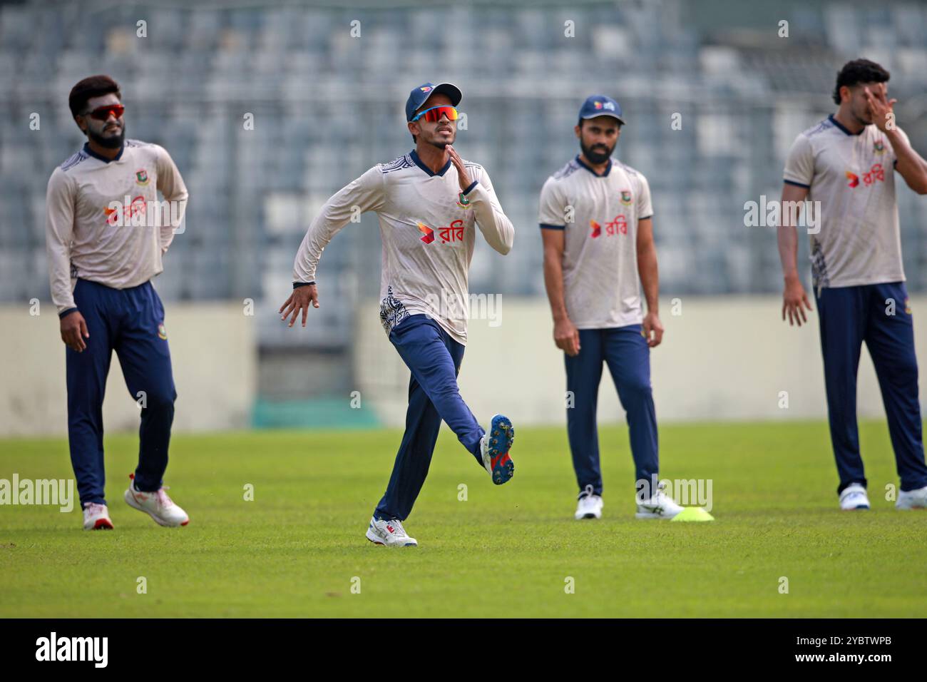 Das Bangladesche Team nimmt am 19. Oktober 2024 im Sher-e-Bangla National Cricket Stadium (SBNCS) in Mirpur, Dhaka, Bangladesch Teil. Wie Sout Stockfoto