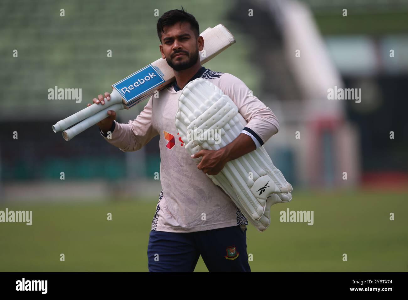 Mehedi Hasan Miraz während des Bangladesch-Teams nimmt an einer Trainingseinheit im Sher-e-Bangla National Cricket Stadium (SBNCS) in Mirpur, Dhaka, Bangladesch Teil. Stockfoto