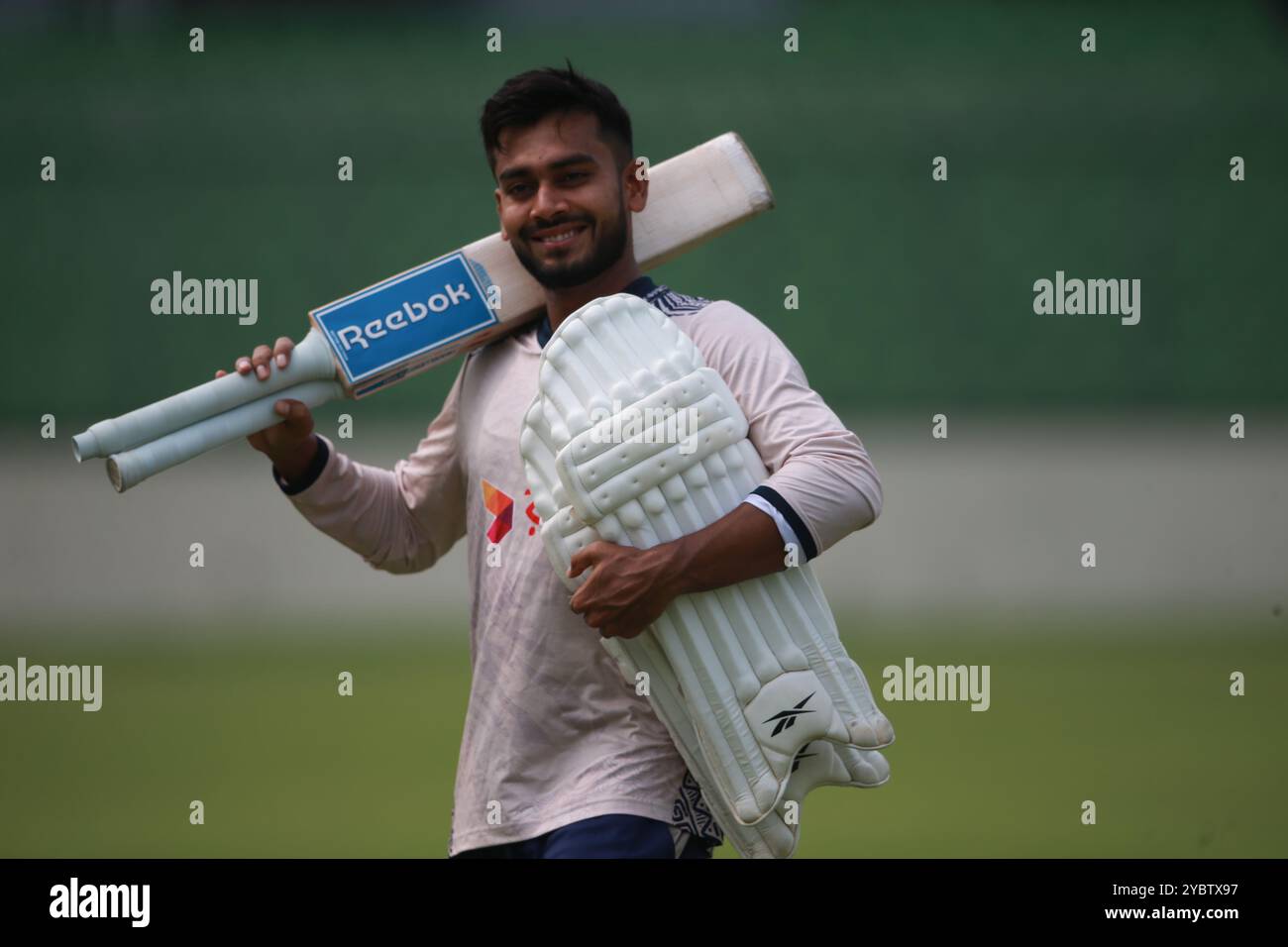 Mehedi Hasan Miraz während des Bangladesch-Teams nimmt an einer Trainingseinheit im Sher-e-Bangla National Cricket Stadium (SBNCS) in Mirpur, Dhaka, Bangladesch Teil. Stockfoto