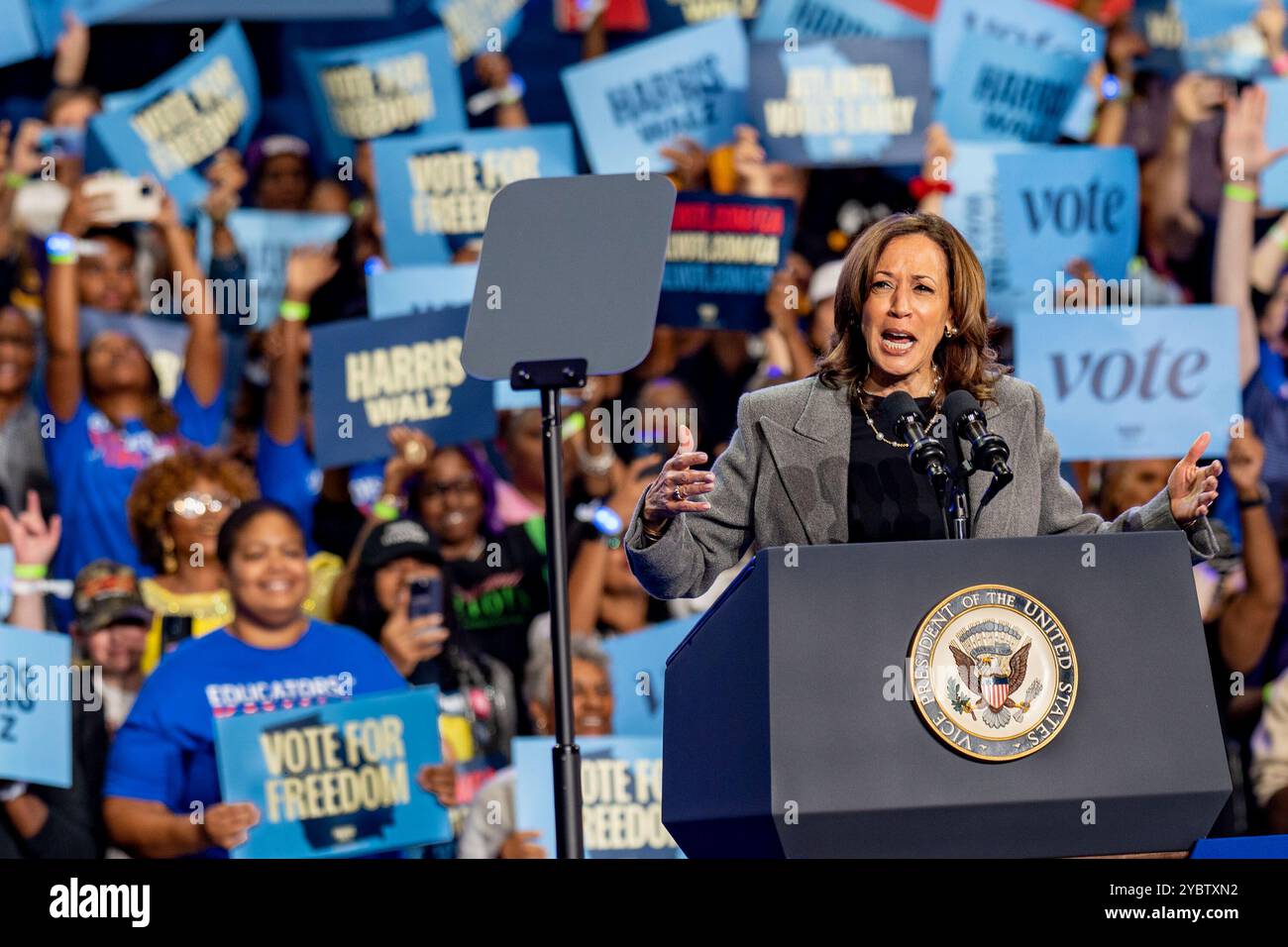 ATLANTA, GEORGIA – 19. Oktober 2019: Vizepräsidentin Kamala Harris betonte die Bedeutung einer frühen Abstimmung. Sie sprach auch von den schrecklichen Risiken, die ein zweiter Donald Trump-Wahltag für Frauen im ganzen Land darstellt. Harris wurde heute Abend von Mitgliedern der Familie Thurman bei ihrer Veranstaltung begleitet. Harris hob den tragischen Tod von Amber Nicole Thurman hervor, der nicht in der Lage war, die benötigte Pflege zu bekommen. Quelle: Phil Mistry/Alamy Live News Stockfoto