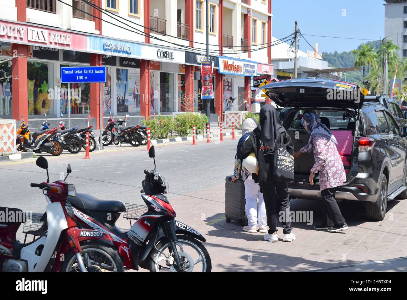 Muslimische Frauen parkten im Duty-Free-Shop in Langkawi. Stockfoto