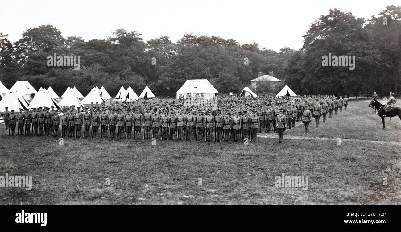 Cambridge University Officers' Training Corps auf Parade während ihres Camps in Mytchett in Surrey, 1913. Stockfoto