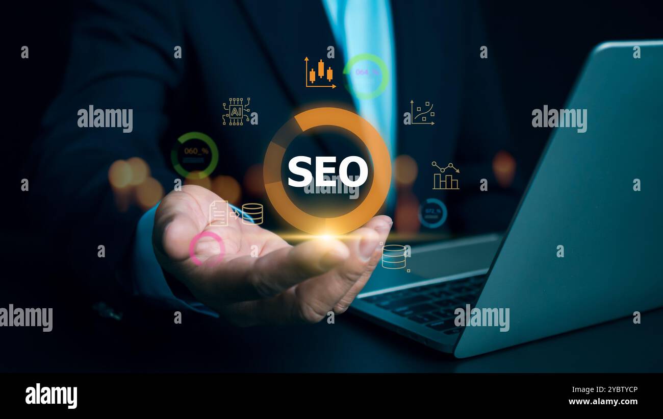 SEO, Marketingplanung, Geschäftsmannsuche auf virtuellem Bildschirm Datensuchtechnologie Suchmaschinenoptimierung, Geschäftsleute verwenden Suchmaschine, um zu suchen Stockfoto