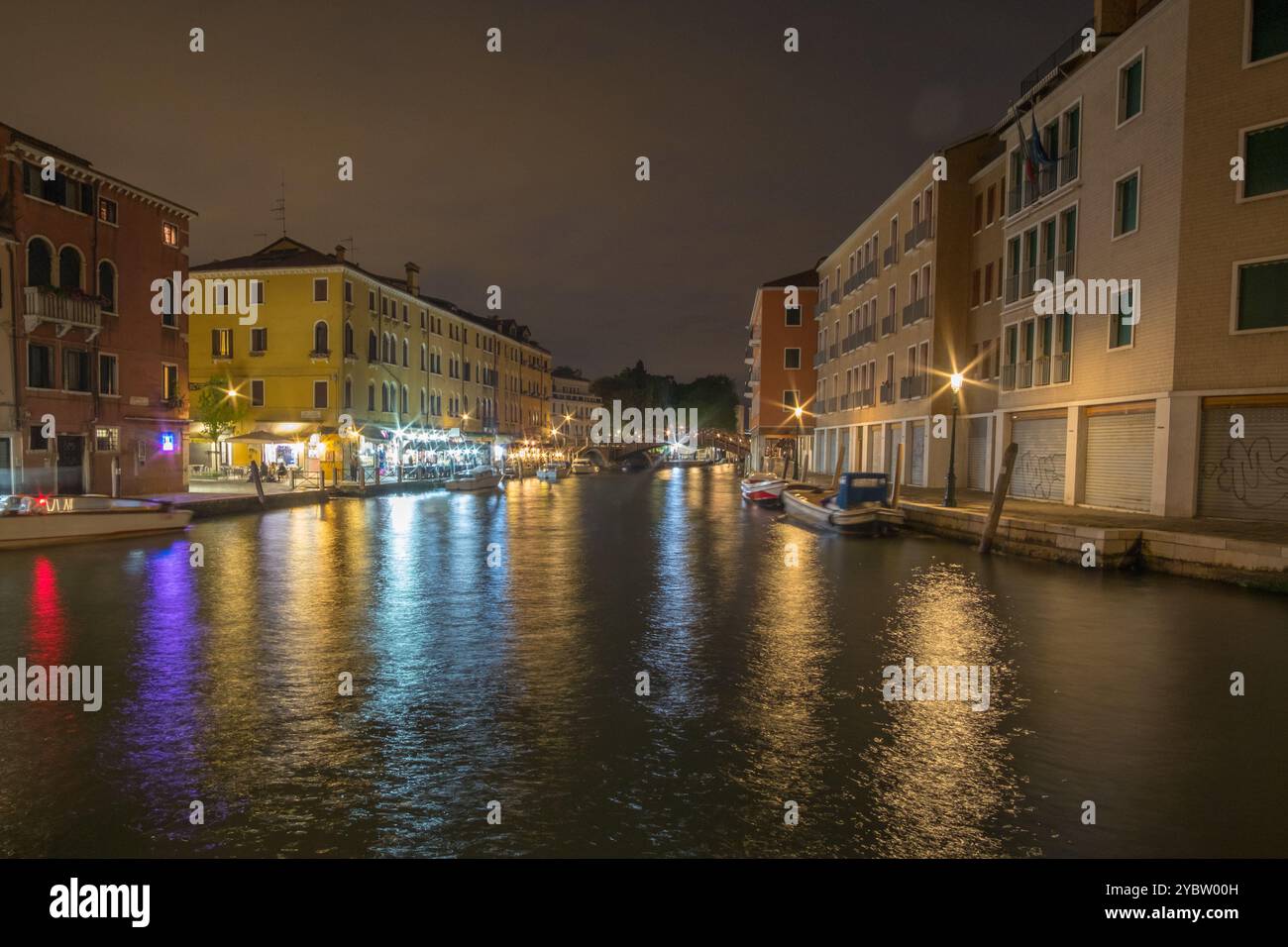 Venedig, Italien - 20. Mai 2017: Blick auf die Gebäude entlang des Kanals in Venedig bei Nacht Stockfoto