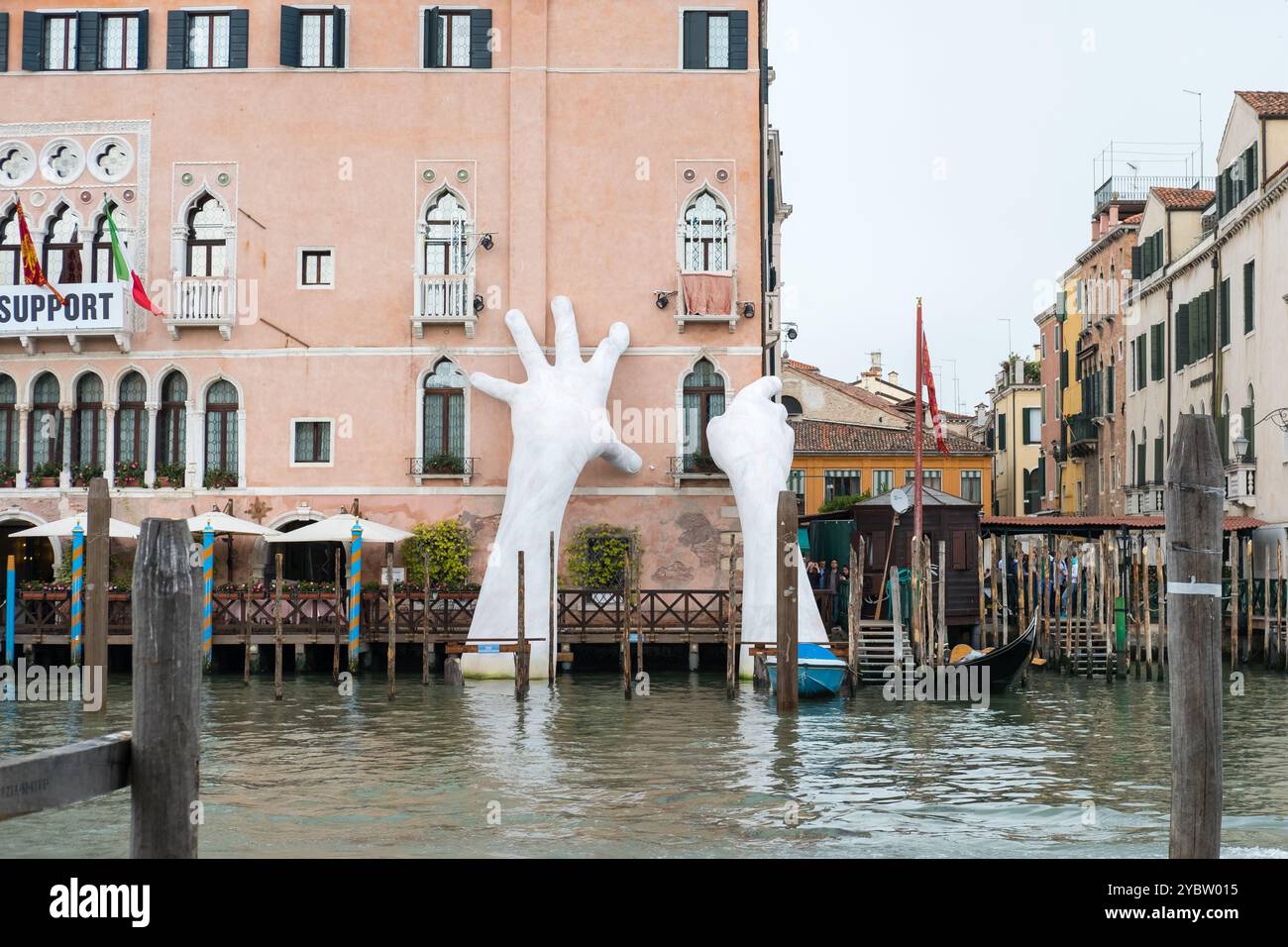 Venedig, Italien - 20. Mai 2017: "Unterstützung", zwei große Hände, die aus dem Canal Grande hervorgehen. Es ist Lorenzo Quinns Installation im Ca’ Sagredo Hotel to Stockfoto