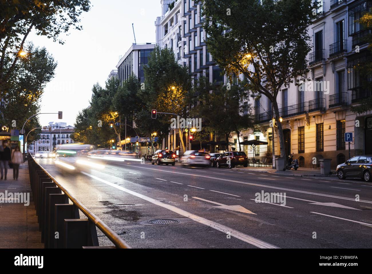 Madrid, Spanien, 26. September 2020: Lange Exposition der Genova-Straße mit Ampelwegen, Europa Stockfoto