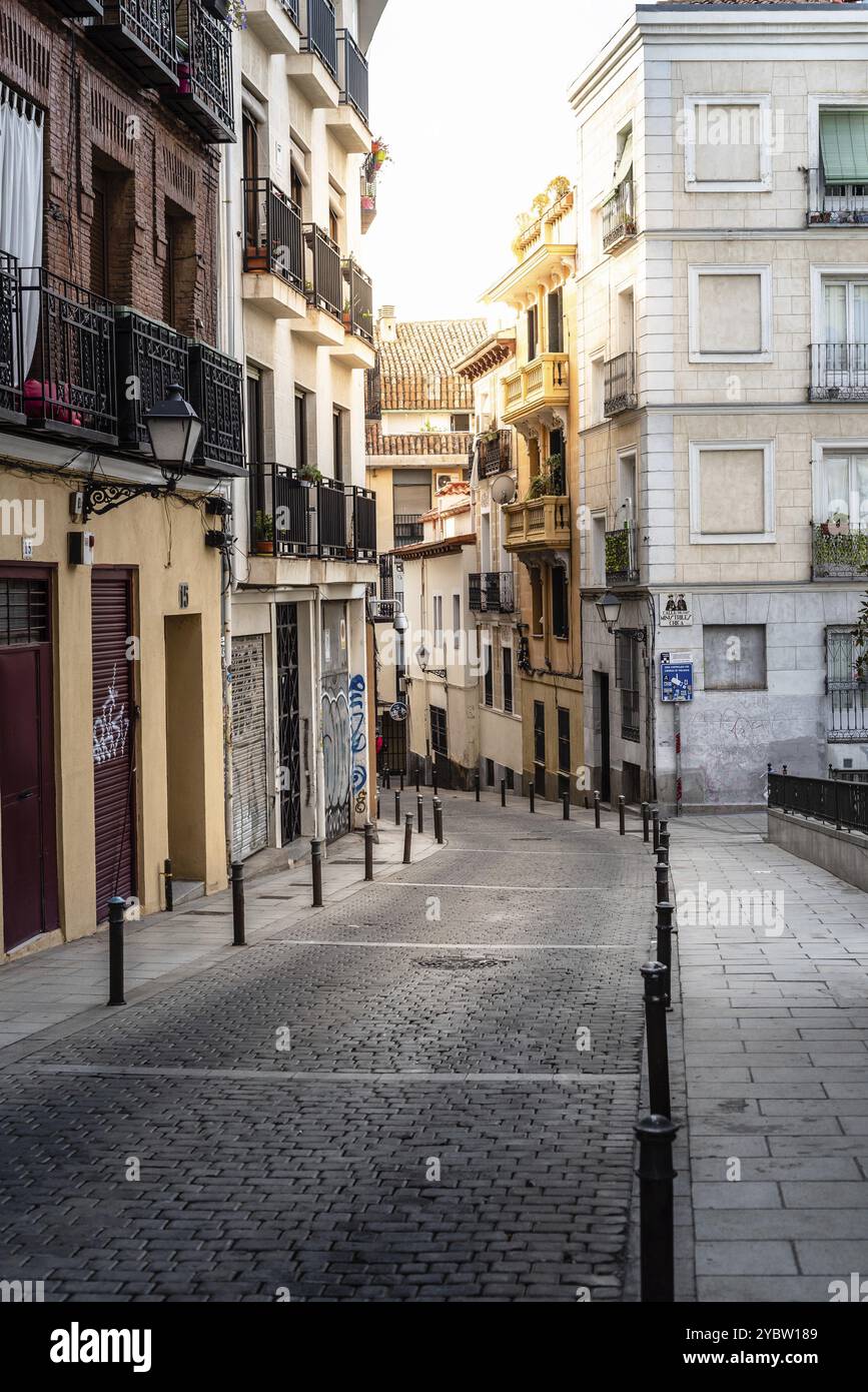 Traditionelle Straße im Viertel Lavapies im Zentrum von Madrid. Multikulturelles und trendiges Viertel im Zentrum von Madrid Stockfoto