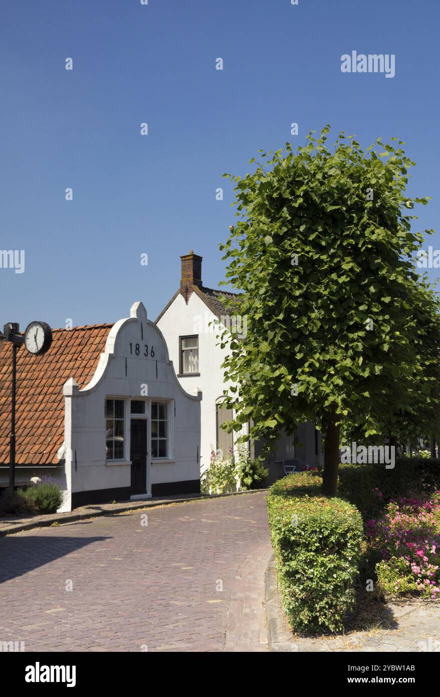 Monumentale Gebäude entlang der Dorfstraße in Noordbrabantse Drimmelen Stockfoto