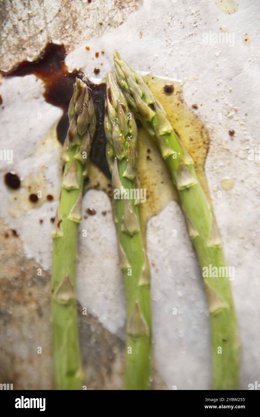 Präsentation des rohen Spargel auf Metall Hintergrund Stockfoto