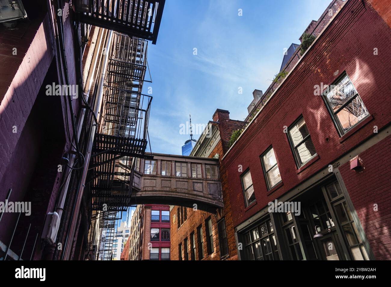 Blick auf die Brücke auf der Staple Street in Tribeca in New York. Malerisches Stadtbild in Lower Manhattan Stockfoto