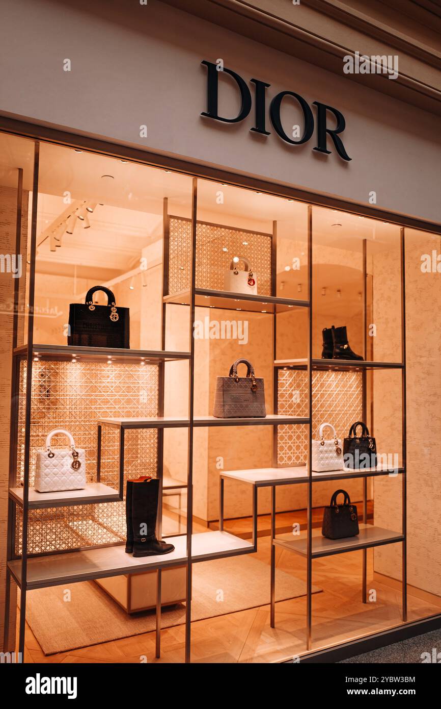 Berühmte Luxus-Boutique Dior, Indoor-Schaufenster mit schicken Taschen. Christian Dior ist ein französisches Unternehmen, dem der Modehersteller und die Firma RET gehört Stockfoto