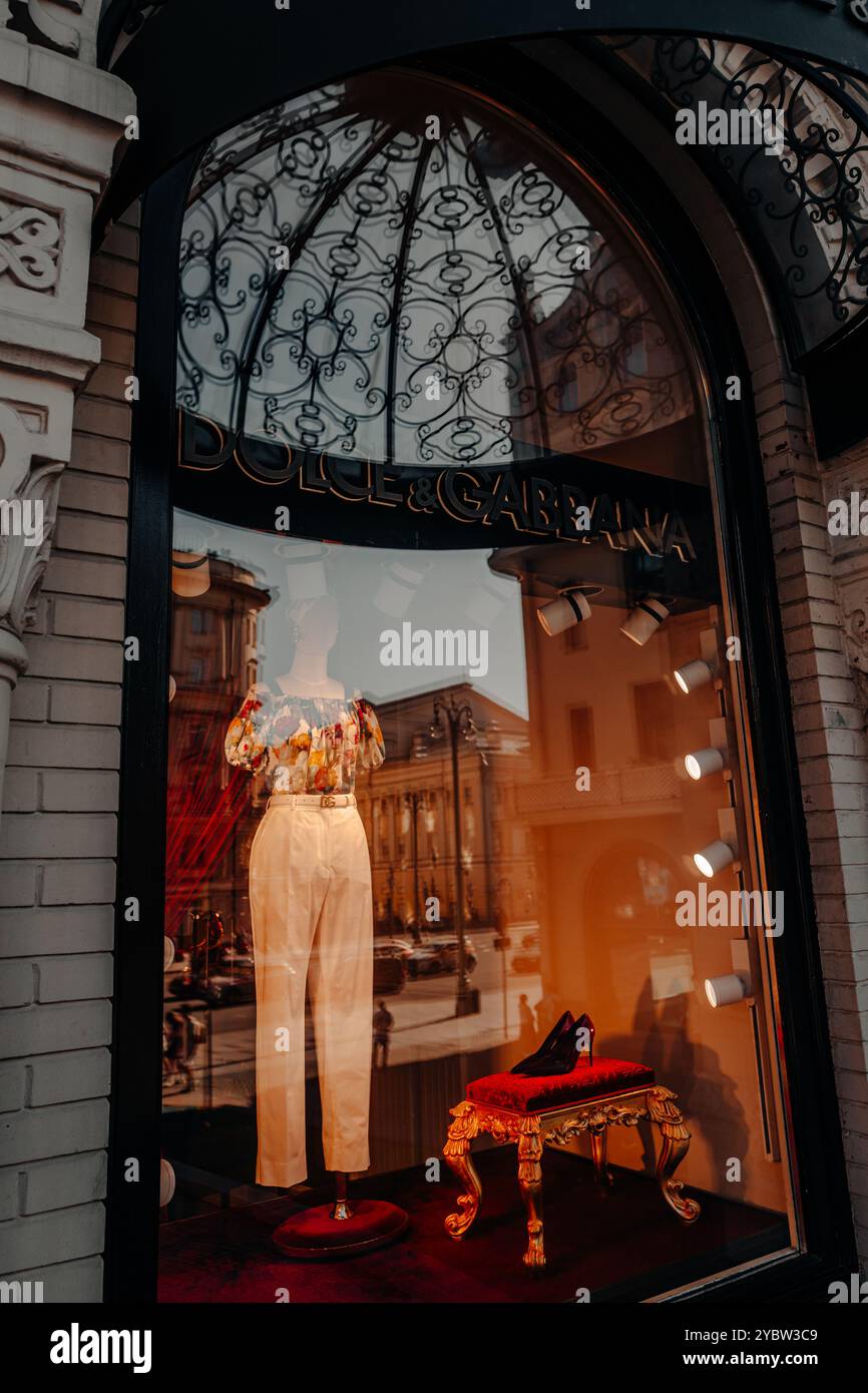 Schicke Fassade der berühmten Luxusboutique Dolce & Gabbana in der historischen Einkaufsstraße von Moskau. Italienisches Luxusmodehaus Stockfoto