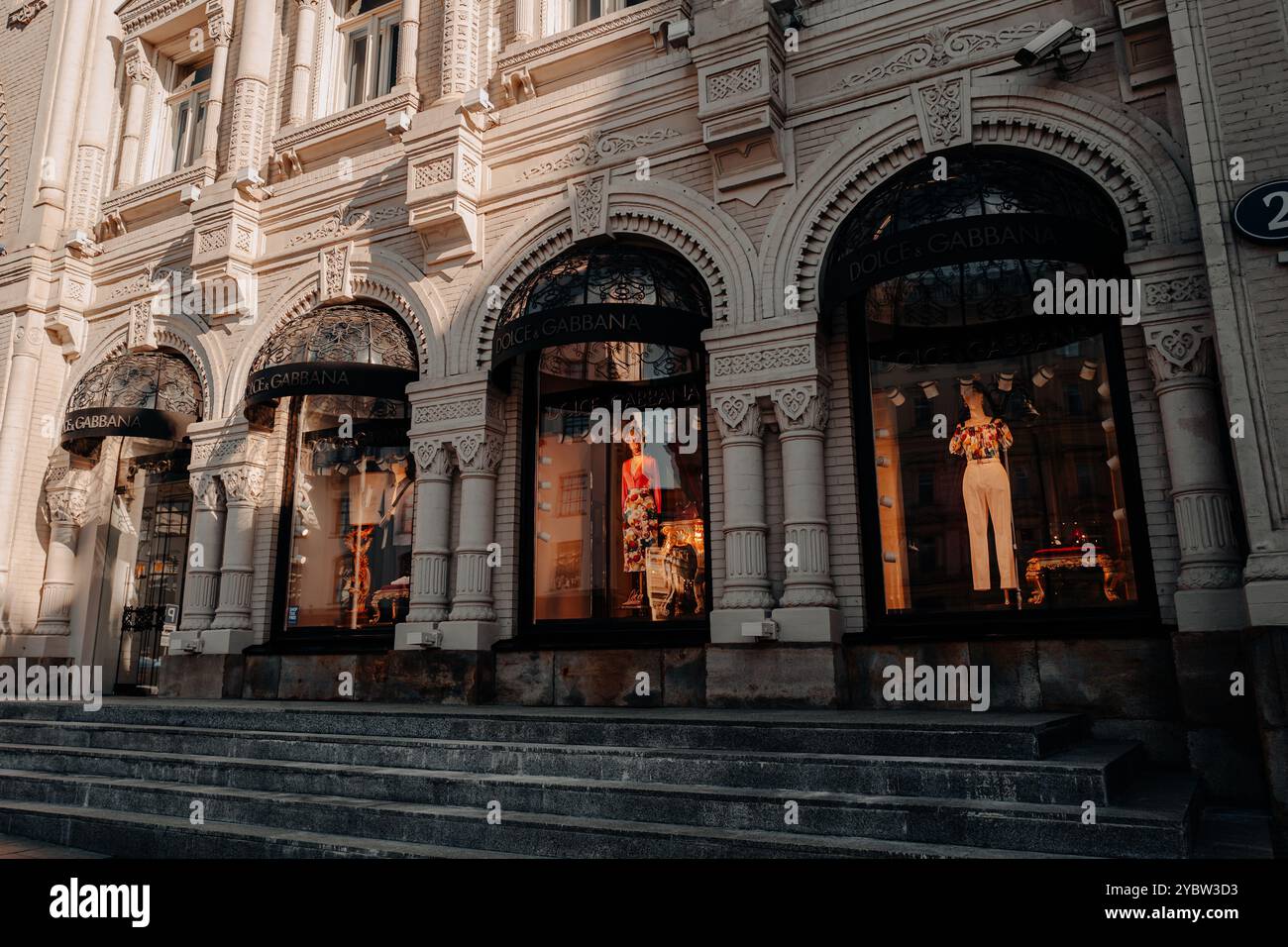 Schicke Fassade der berühmten Luxusboutique Dolce & Gabbana in der historischen Einkaufsstraße von Moskau. Italienisches Luxusmodehaus Stockfoto