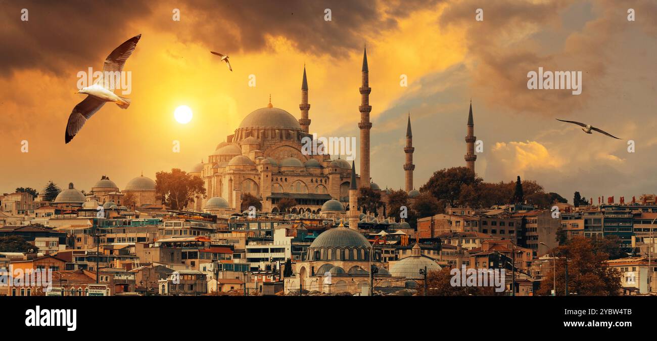 Wunderschöner Blick auf die wunderschöne historische Suleymaniye Moschee, Rustem Pasa Moschee und Gebäude vor dem dramatischen Sonnenuntergang. Istanbul beliebtester Tourismus Stockfoto