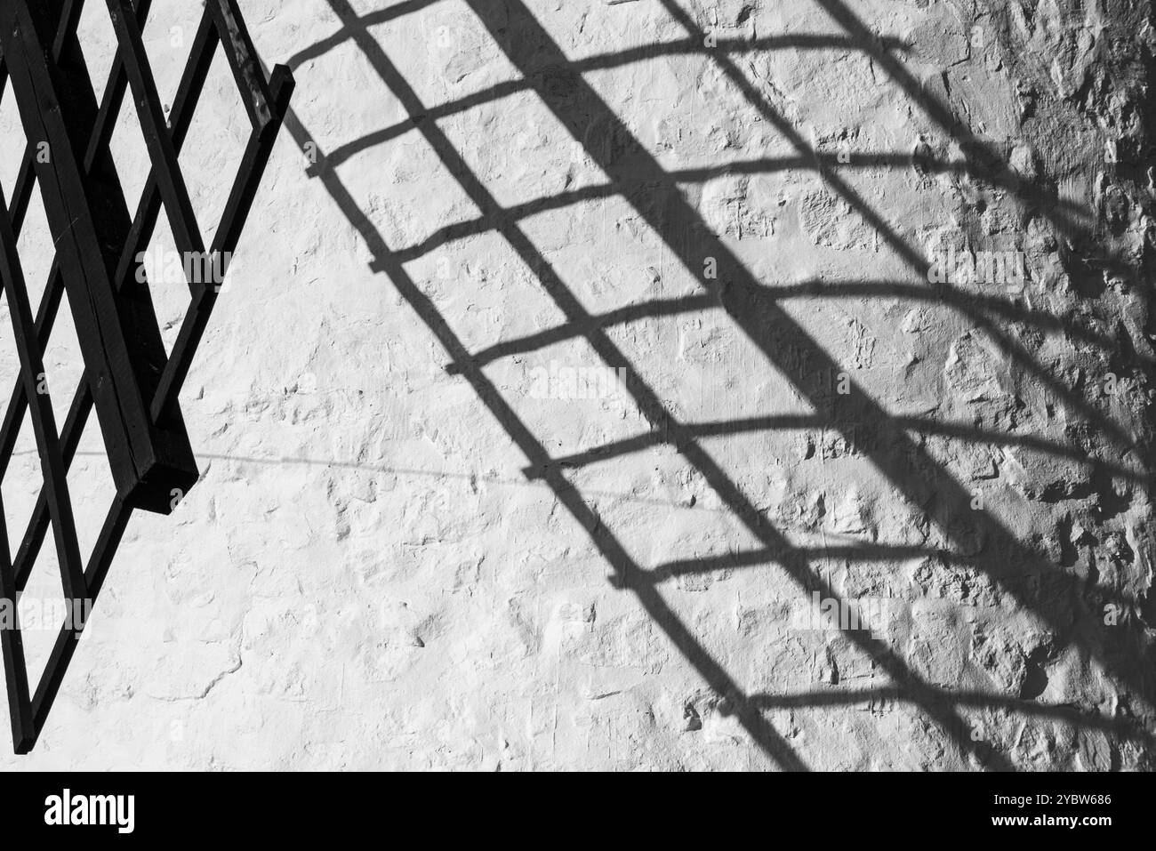 Aus nächster Nähe eine historische Windmühle in Consuegra bei Sonnenaufgang, Spanien, bekannt aus Cervantes Roman Don Quichotte Stockfoto