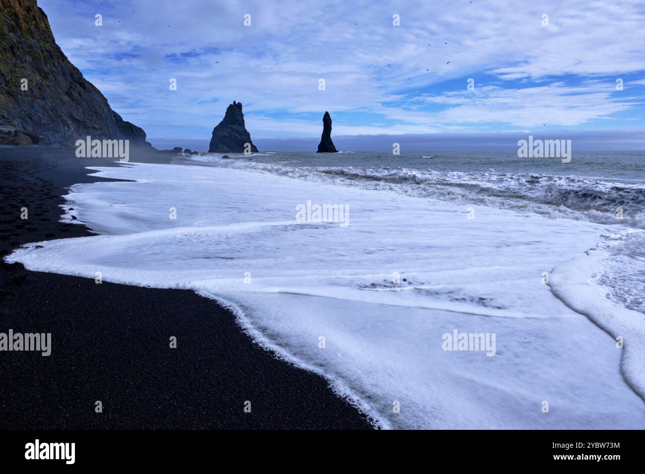 Island, Region Sudurland, Vik, Dyrholaey Site, Reynisfjara schwarzer Sandstrand, Reynisdrangar Nadeln Stockfoto