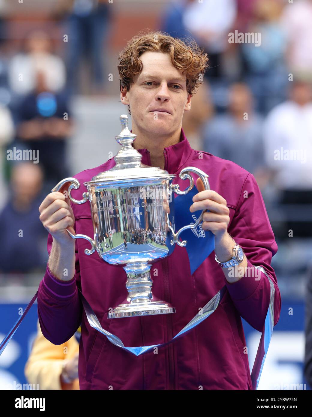 Tennisspieler Jannik Sinner aus Italien hält die Trophäe während der Präsentation bei den US Open 2024 Championships, Billie Jean King Tennis Center, Quee Stockfoto