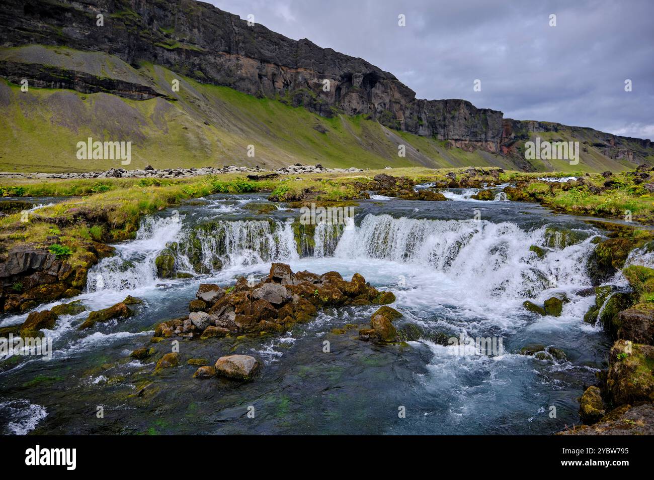 Island, Region Sudurland, Fossalar Wasserfall in der Nähe von Kirkjubaejarklaustur Stockfoto