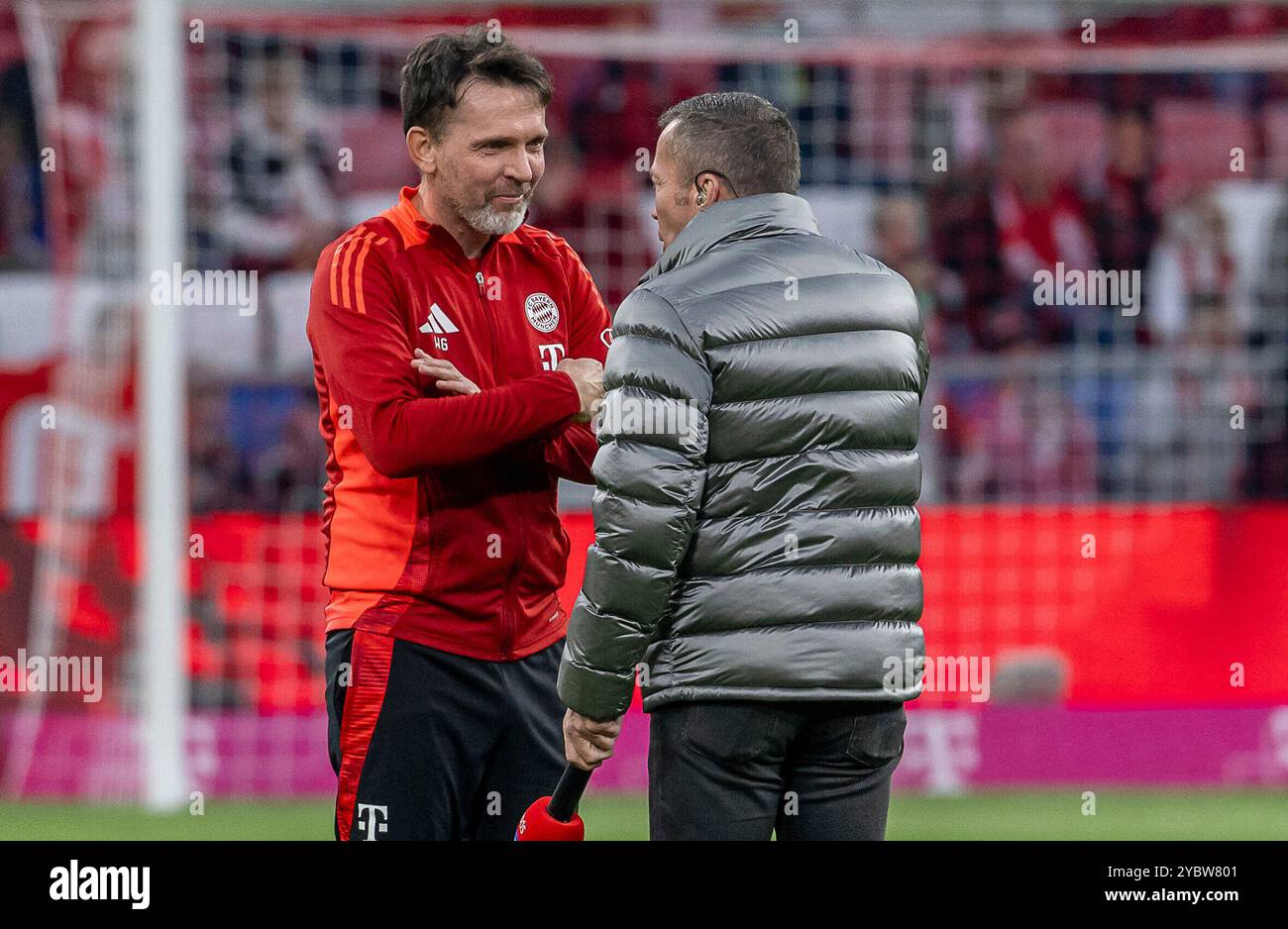 München, Deutschland. Oktober 2024. Walter Gfrerer (Head of Performance, FC Bayern München) mit Lothar Matthaeus (TV – Experte, Sky Sport). GER, FC Bayern München gegen VfB Stuttgart, Fussball, Bundesliga, 7. Spieltag, Spielzeit 2024/2025, 19.10.2024. (DIE DFL-DFB-VORSCHRIFTEN VERBIETEN DIE VERWENDUNG VON FOTOS ALS BILDSEQUENZEN UND/ODER QUASI-VIDEO). Foto: Eibner-Pressefoto/Heike feiner Credit: dpa/Alamy Live News Stockfoto