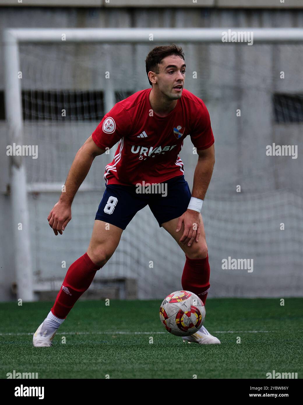 Rentería, Spanien. Oktober 2024. Kepa Goikoetxea kontrolliert den Ball während des Spiels gegen Lagun Onak im 3. RFEF am 19. Oktober 2024 in Rentería, Spanien. Quelle: Rubén Gil/Alamy Live News. Stockfoto