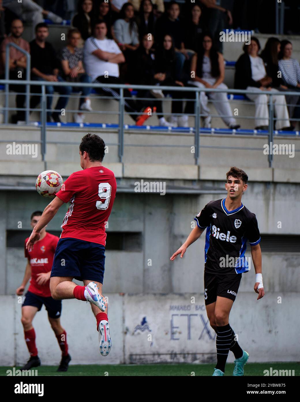 Rentería, Spanien. Oktober 2024. Imanol Aranburu kontrolliert den Ball während des Spiels gegen Lagun Onak im 3. RFEF am 19. Oktober 2024 in Rentería, Spanien. Quelle: Rubén Gil/Alamy Live News. Stockfoto