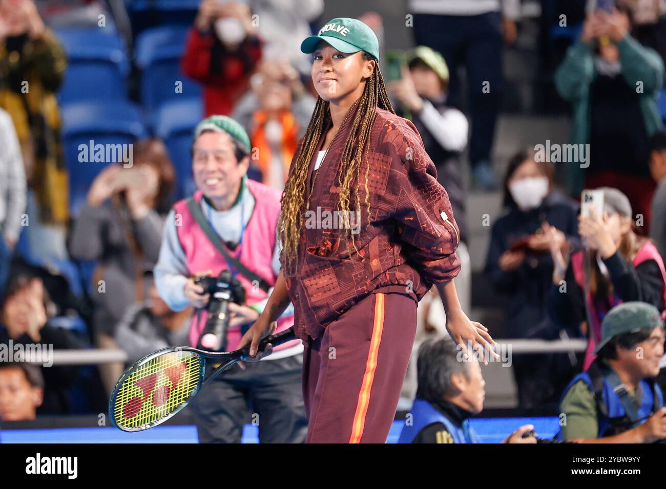 Tokio, Japan. Oktober 2024. Der japanische Profi-Tennisspieler Naomi OSAKA nimmt an einer Sonderveranstaltung „Yonex Tennis Festival 2024“ im Rahmen des Toray Pan Pacific Open Tennis Turniers 2024 im Ariake Coliseum Teil. Das Turnier findet vom 21. Bis 27. Oktober statt. (Kreditbild: © Rodrigo Reyes Marin/ZUMA Press Wire) NUR REDAKTIONELLE VERWENDUNG! Nicht für kommerzielle ZWECKE! Quelle: ZUMA Press, Inc./Alamy Live News Stockfoto