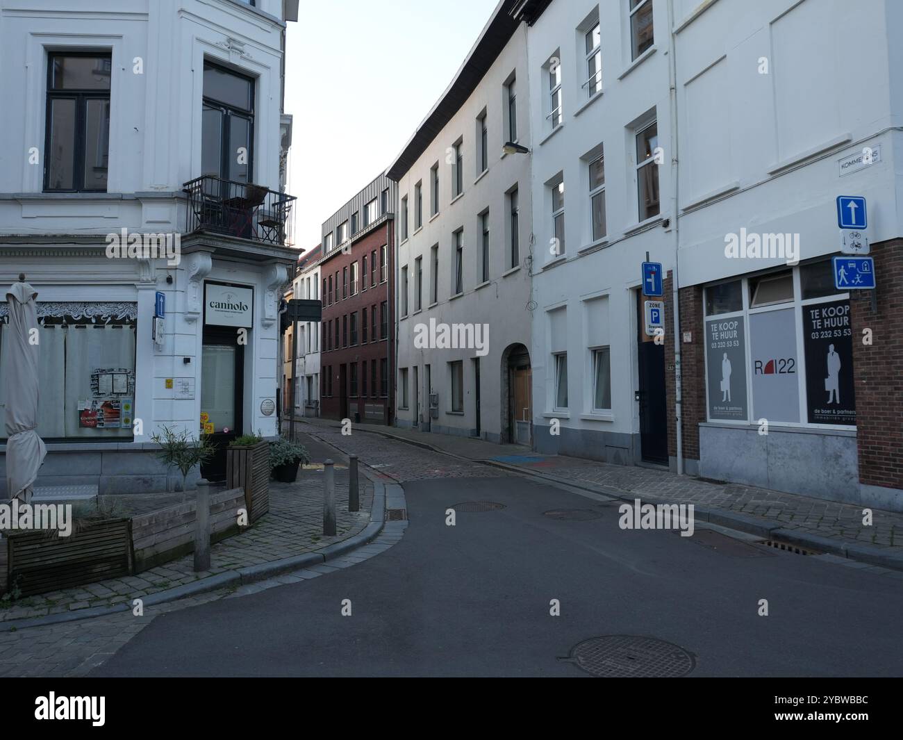 Antwerpen, Provinz Antwerpen, Belgien, 29. September 2024: Fotos in den Straßen der Innenstadt von Antwerpen, Belgien. Blick auf die Stadt. Stadtgebäude Stockfoto