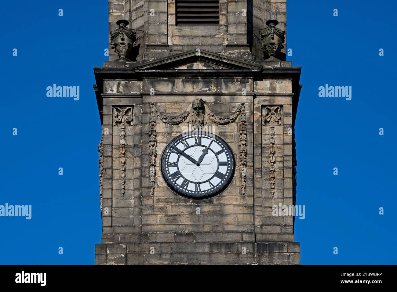 Die Uhr am Kirchturm der New Town Church of Scotland (ehemals St Andrew's & St George's West) in der George Street, Edinburgh. Stockfoto