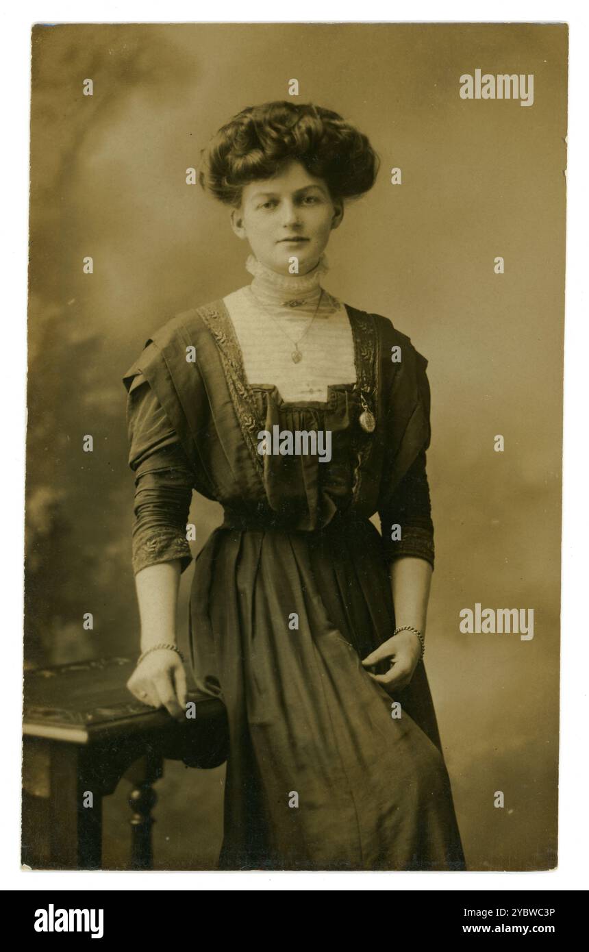 Original-Postkarte der frühen 1900er Jahre der schönen edwardianischen Dame aus Devon, aus dem Studio von H Hall & Co, 178 Sidwell Street, Exeter oder 23 Joy Street, Barnstable, Devon, Großbritannien. Um 1908 Stockfoto