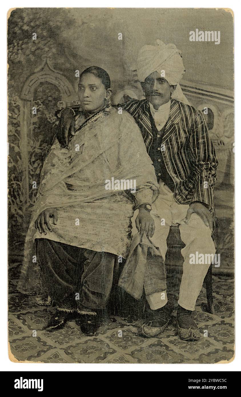 Original-Postkarten-Studio-Porträt des indischen Paares, Mannes und Ehefrau aus den frühen 1900er Jahren. Der Mann trägt einen Turban, Sikh Identität und Frau, um 1910, vielleicht eine Andenken-Postkarte. Stockfoto