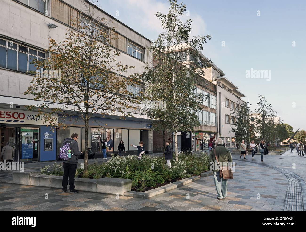 New George Street, Plymouth. Mit Bäumen und gepflanzt während der Renovierung im Oktober 2024 abgeschlossen. Die Ertüchtigung beinhaltete ein neues Abflusssystem und Stockfoto