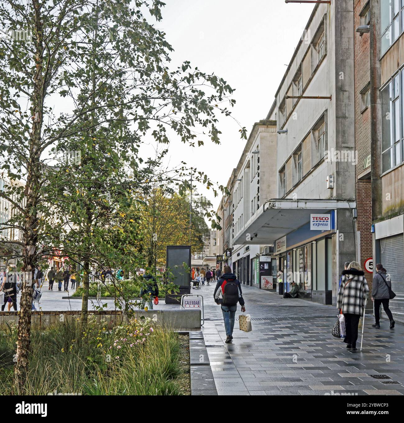 Tesco Express New George Street, Plymouth. Als Teil der im Oktober 2024 abgeschlossenen Umgestaltung der Straße angesehen. Die Ertüchtigung beinhaltete einen neuen Abfluss Stockfoto