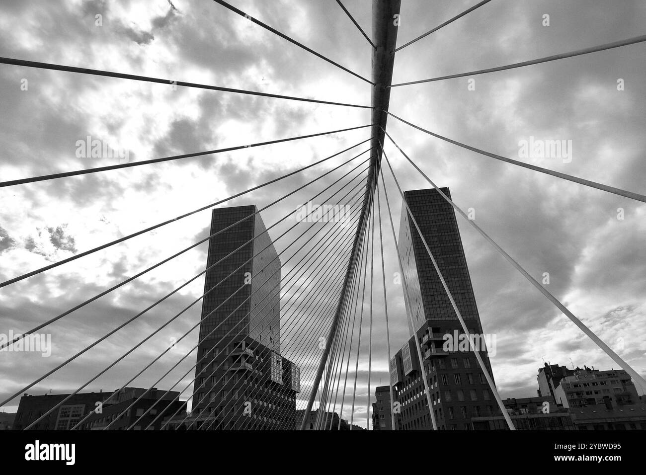 Bilbao 11.10.2024 die Brücke Zubizuri des spanischen Architekten Santiago Calatrava über den Fluss Nervion in Bilbao in Spanien *** Bilbao 11 10 2024 die Brücke Zubizuri des spanischen Architekten Santiago Calatrava über den Fluss Nervion in Bilbao, Spanien Stockfoto