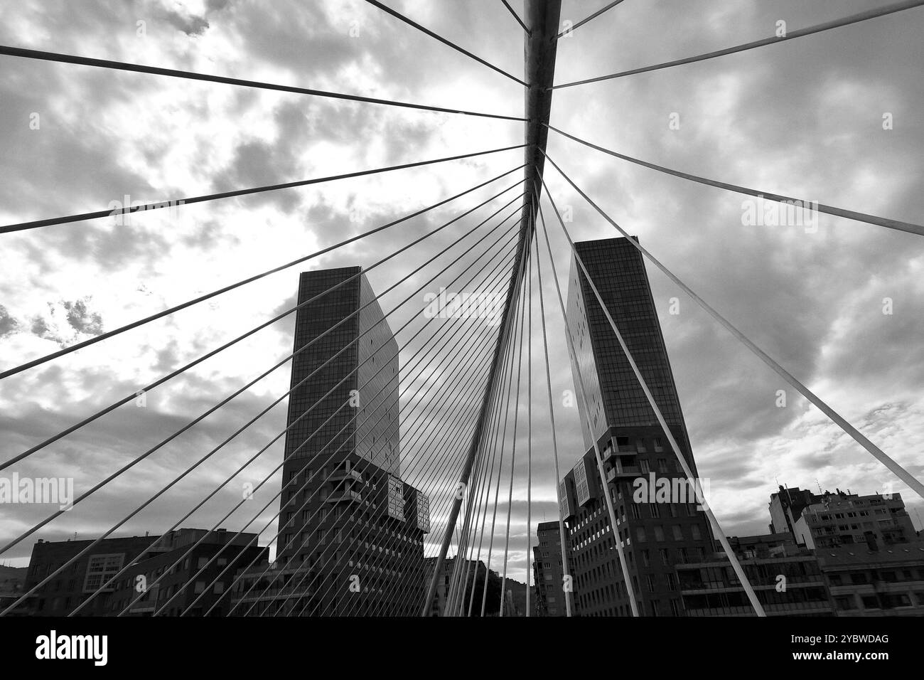 Bilbao 11.10.2024 die Brücke Zubizuri des spanischen Architekten Santiago Calatrava über den Fluss Nervion in Bilbao in Spanien *** Bilbao 11 10 2024 die Brücke Zubizuri des spanischen Architekten Santiago Calatrava über den Fluss Nervion in Bilbao, Spanien Stockfoto