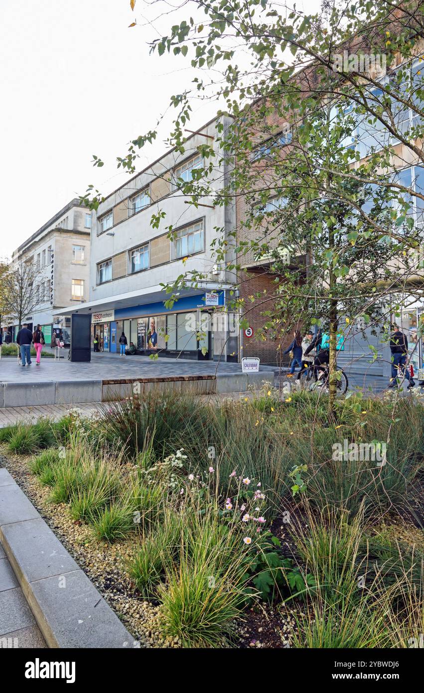 Tesco Express New George Street, Plymouth. Eingerahmt von Pflanzen und Bäumen, die im Rahmen der im Oktober 2024 abgeschlossenen Renovierung gepflanzt wurden. Das Upgrade mit Stockfoto
