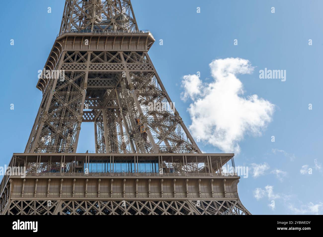 Ein Detail des berühmten Eiffelturms in Paris, Frankreich, vor einem wunderschönen blauen Himmel Stockfoto