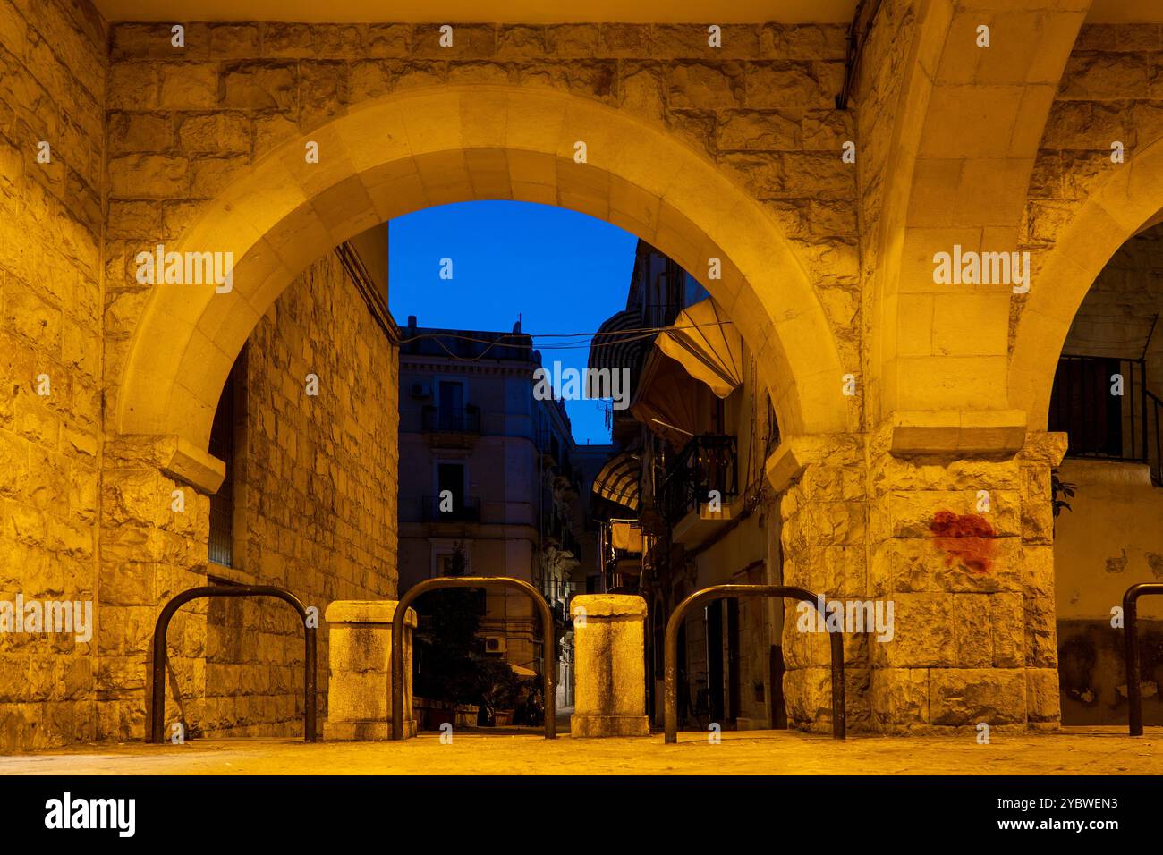 Nächtlicher Blick auf die beleuchteten Steinbögen von Largo Ignazio Chiurlia, Bari Vecchia, Bari, Italien. Stockfoto